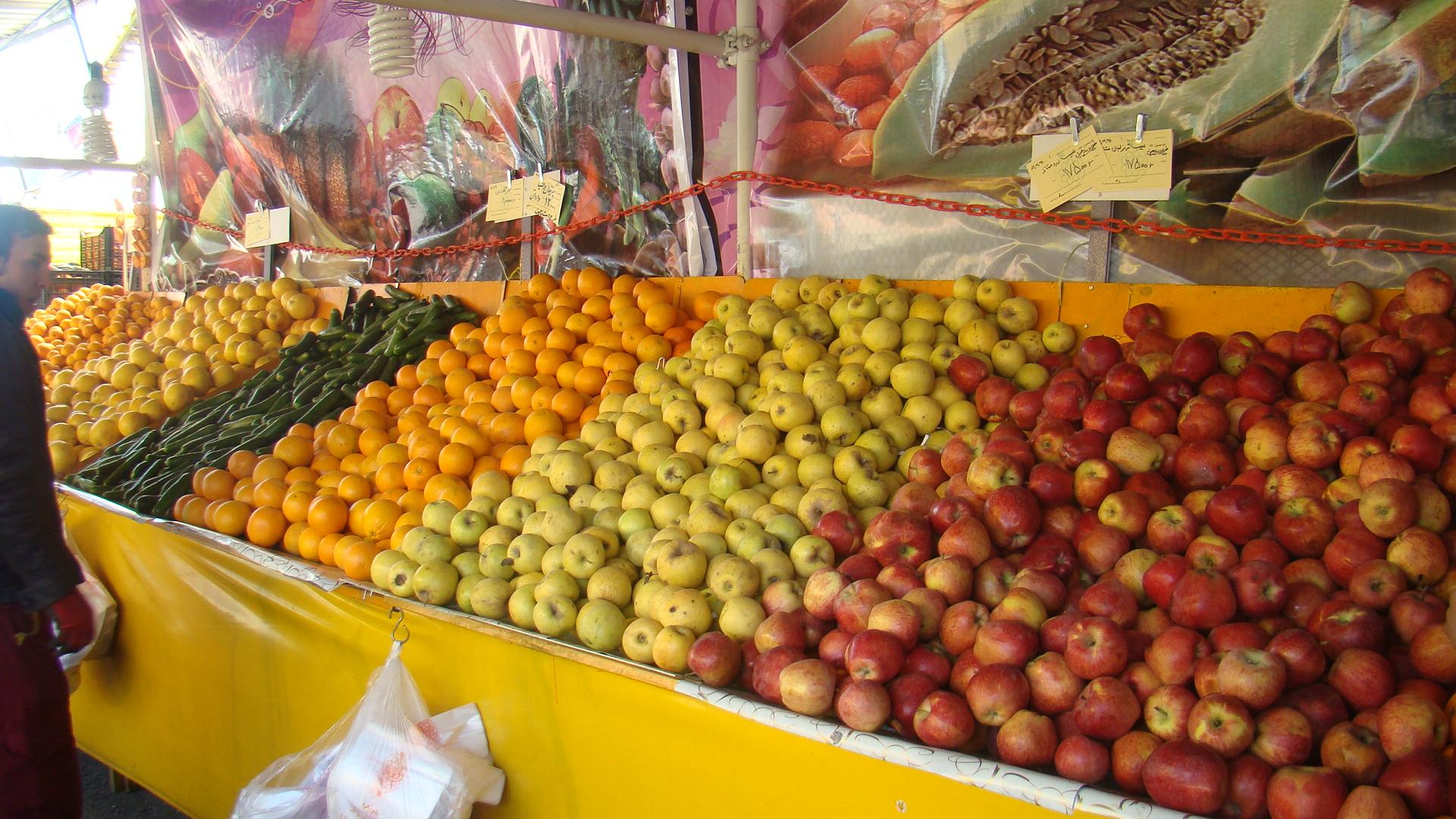 در میادین میوه و تره‌بارچه می‌گذرد؟/ میوه‌هایی با کیفیت متوسط و کمی ارزان‌تر از مغازه/ قدرت خرید پایین؛ دلیل استقبال مردم