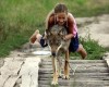 رابطه عجیب دختر ۱۰ ساله با گرگ ها !+ عکس