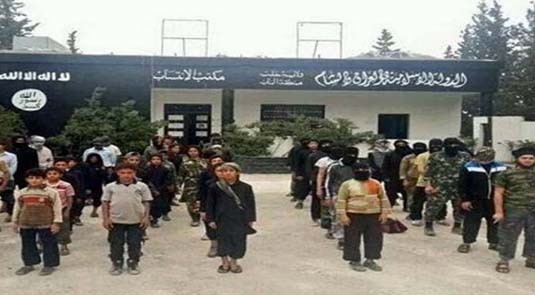 تنبیه عجیب غیبت و شوخی در مدارس داعش! +عکس
