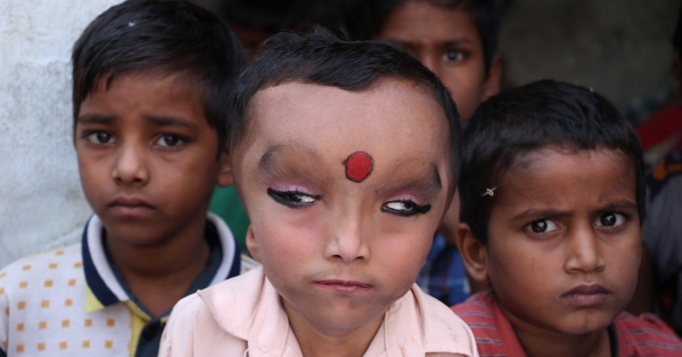 پرستش پسر 6 ساله در هند!+ تصاویر