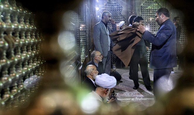 افراد داخل ضریح هنگام خاکسپاری آيت الله هاشمی+عکس