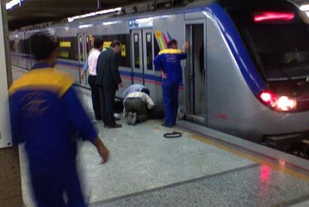 خودکشی یک زن در ایستگاه مترو میرزای شیرازی