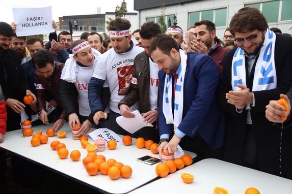 خط و نشان ترک‌ها علیه دولت هلند با لِه کردن پرتقال +عکس