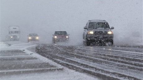 بارش برف و باران در جاده‌ها/ ترافیک پرحجم و روان در محورهای هراز و کرج - چالوس