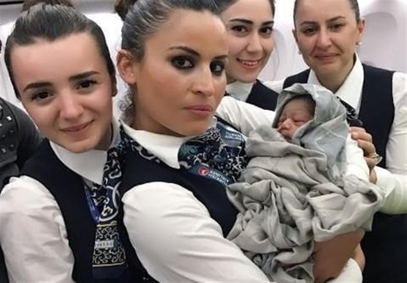 سلفی در هواپیما این بار توسط خلبان و مهمانداران با یک نوزاد! +عکس