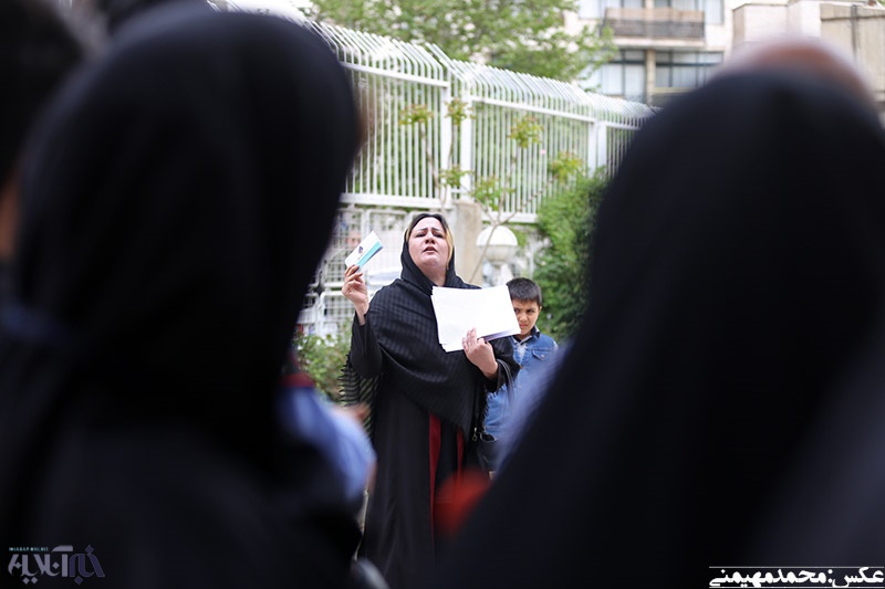 زنی که به زور و با گریه خود را به حیاط وزارت کشور رساند! +عکس