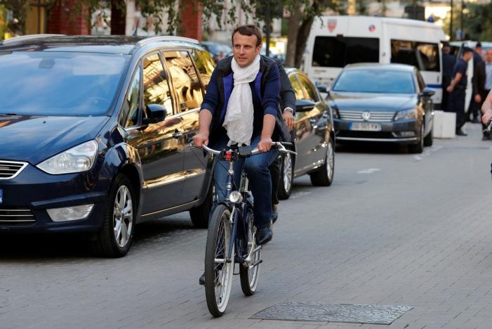 دوچرخه‌سواری آقای رئیس جمهور و همسرش +عکس