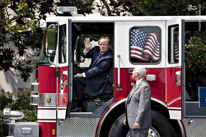 ترامپ سوار بر ماشین آتش نشانی+عکس