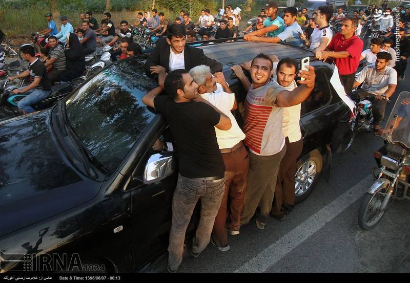 سلفی با نابغه ایرانی بر روی سقف ماشین+عکس