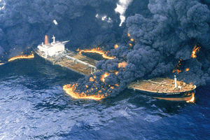 سرنوشت نفتکش ایرانی؛ انفجار یا غرق شدن؟